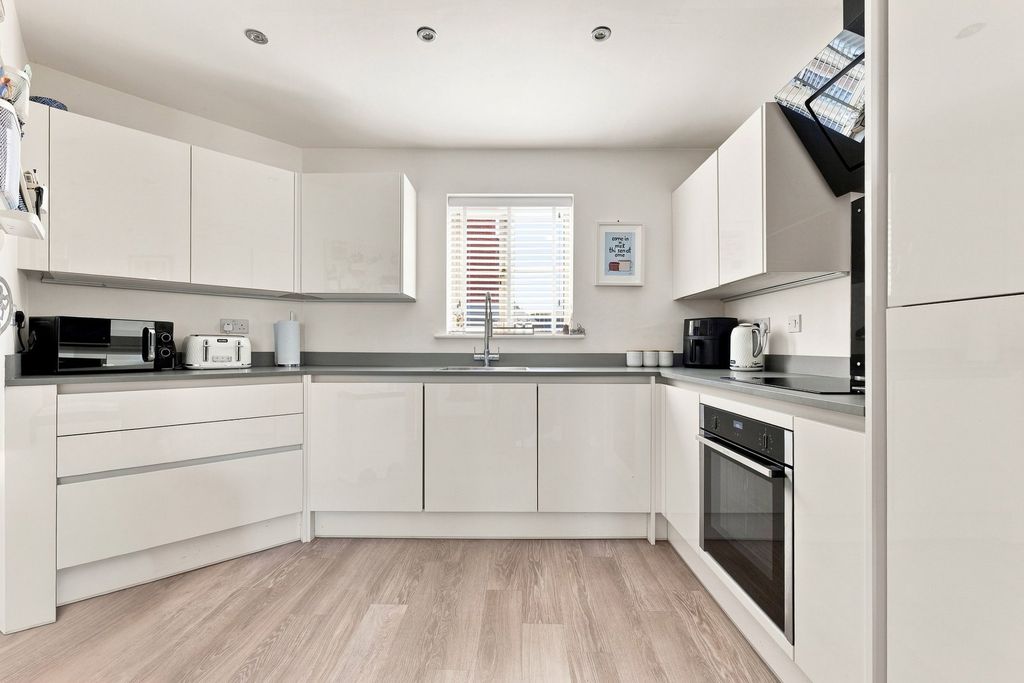 Property photo 2 of 37