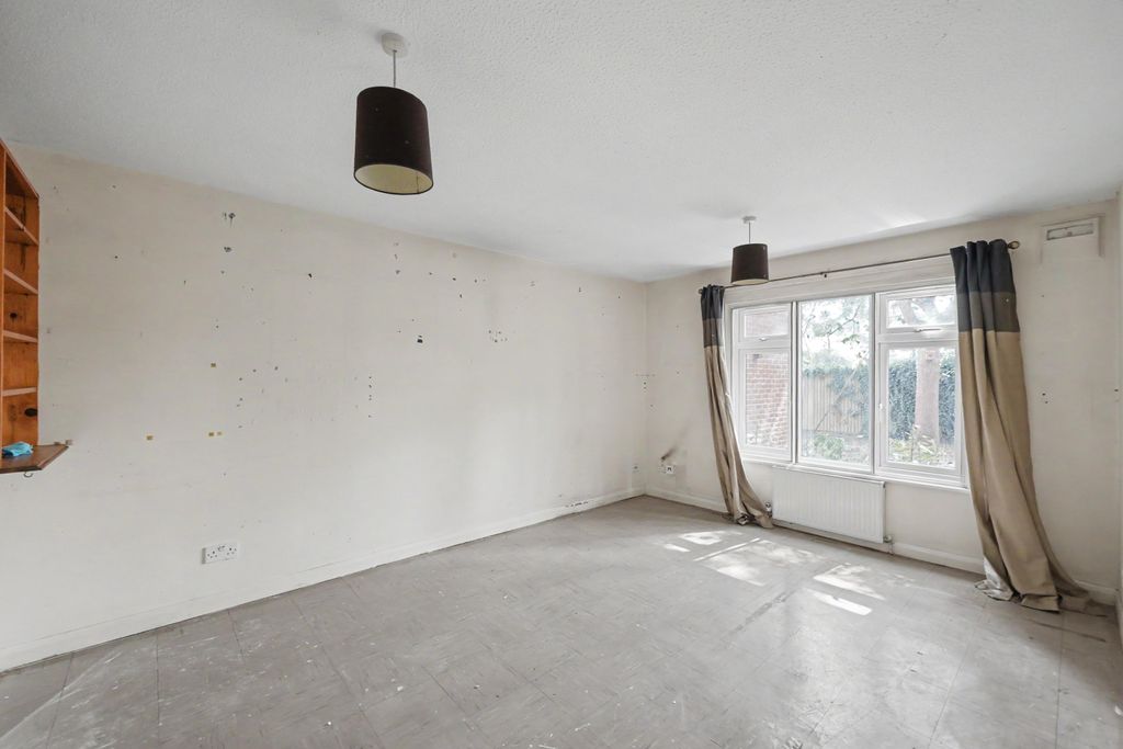 Property photo 2 of 15 Flat 5, Brookfield House, Penn Road, Datchet, Sl3 9Rb