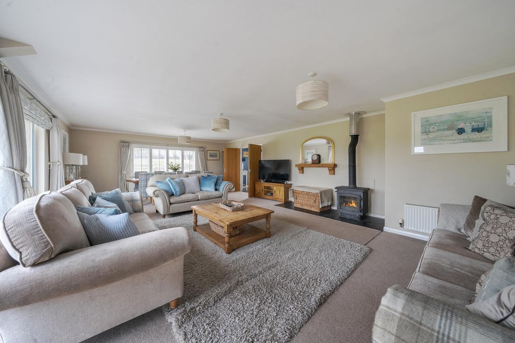 Property photo 2 of 33 Living Room