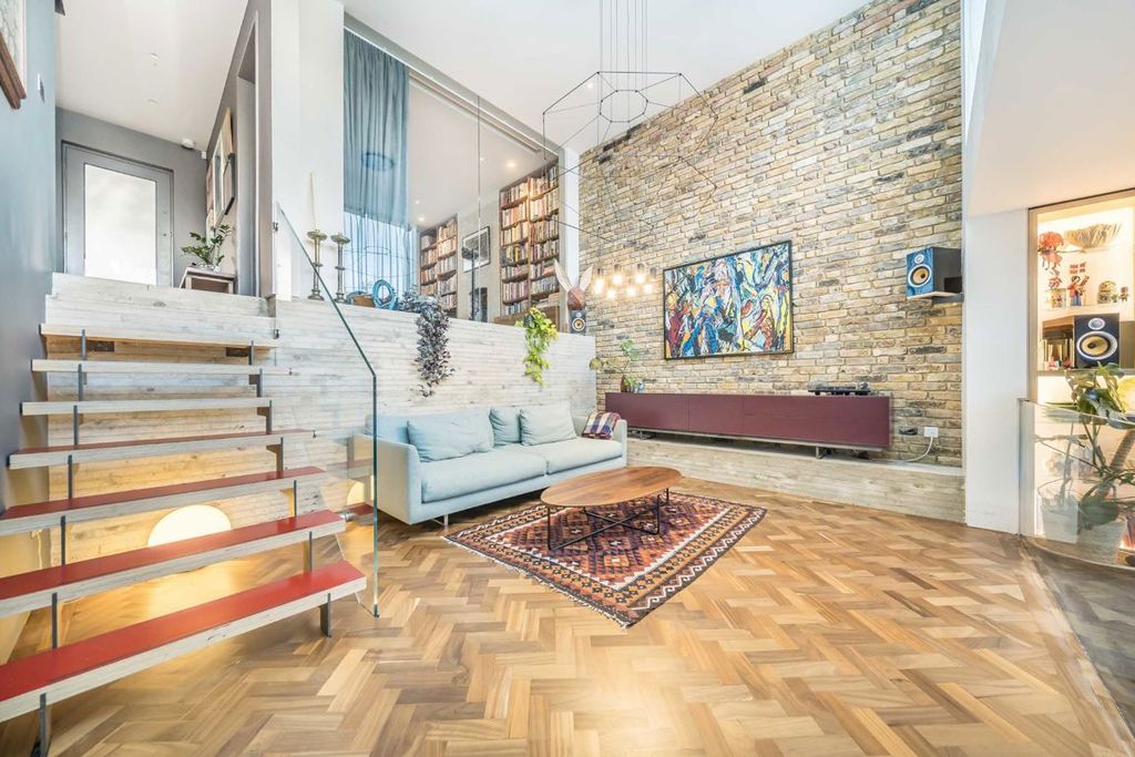 Property photo 2 of 18