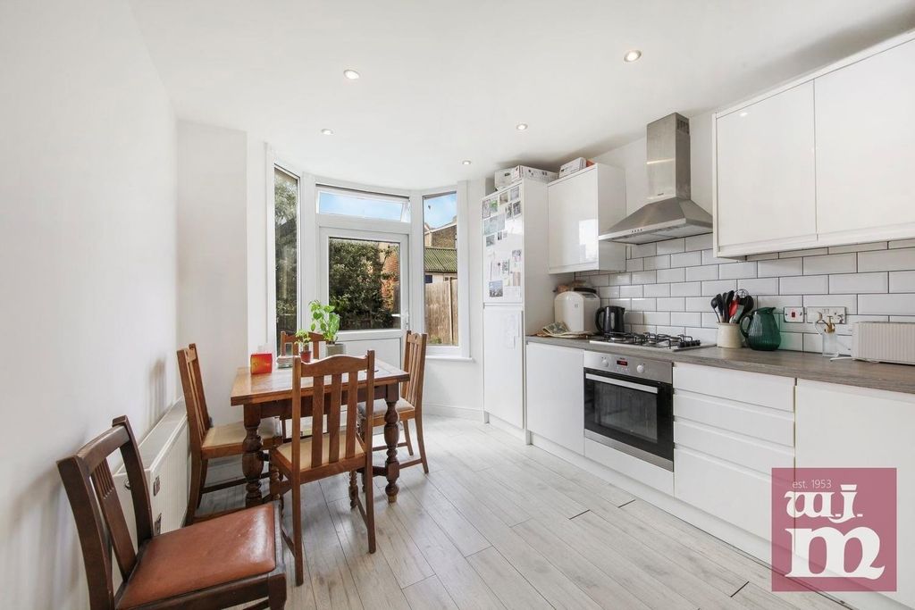 Property photo 2 of 11 Kitchen