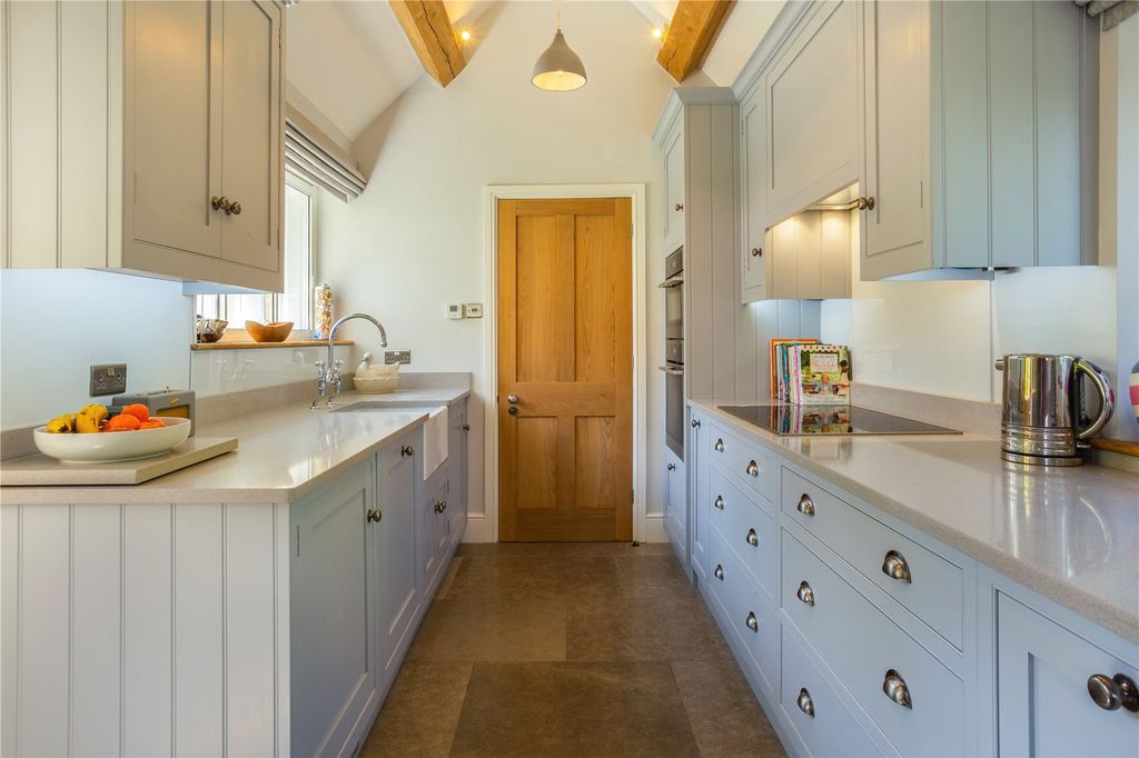 Property photo 3 of 25 Kitchen