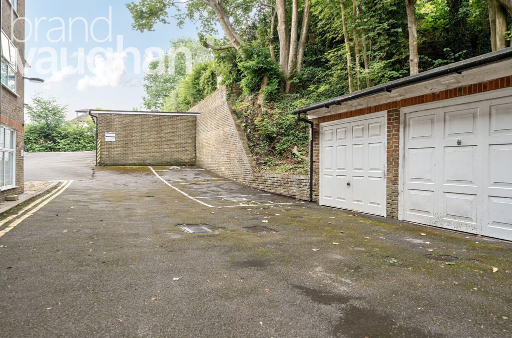 Property photo 3 of 4 Garage