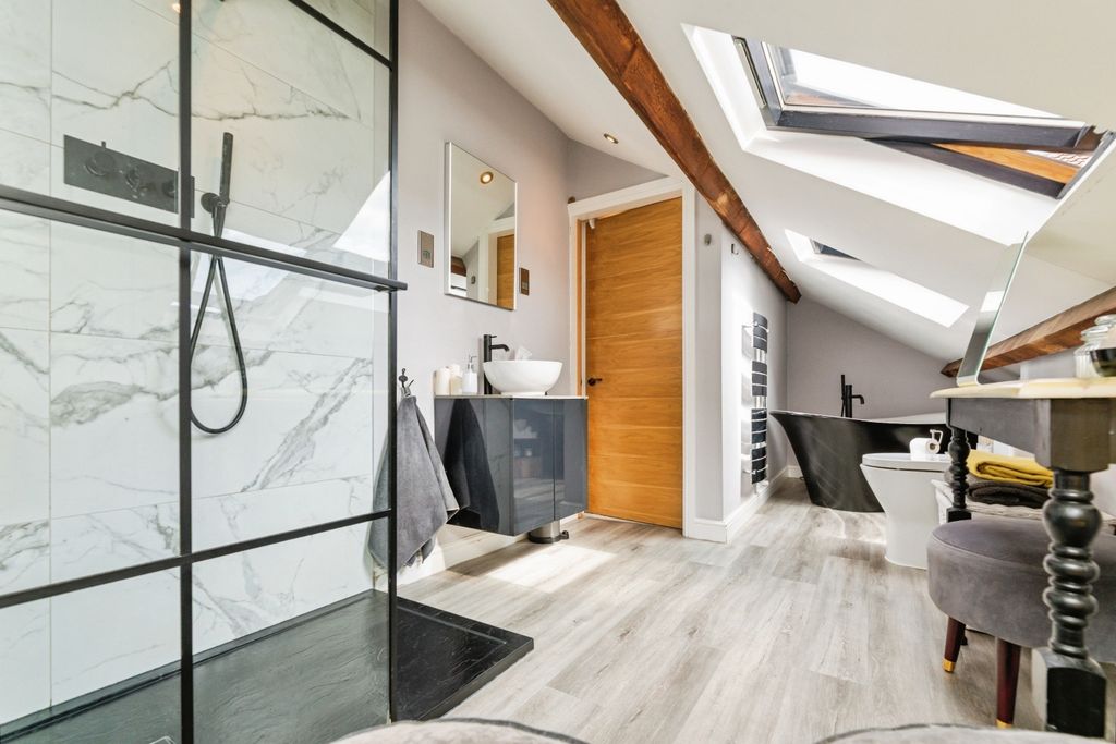 Property photo 2 of 24 Pbox-Bathroom-333381.Jpg