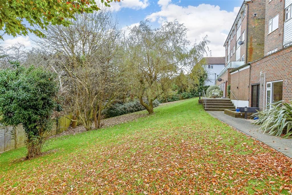 Property photo 2 of 8 Communal Gardens