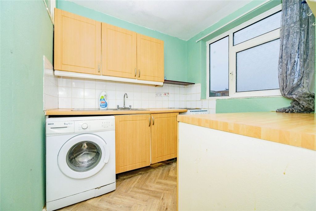 Property photo 3 of 11 Kitchen