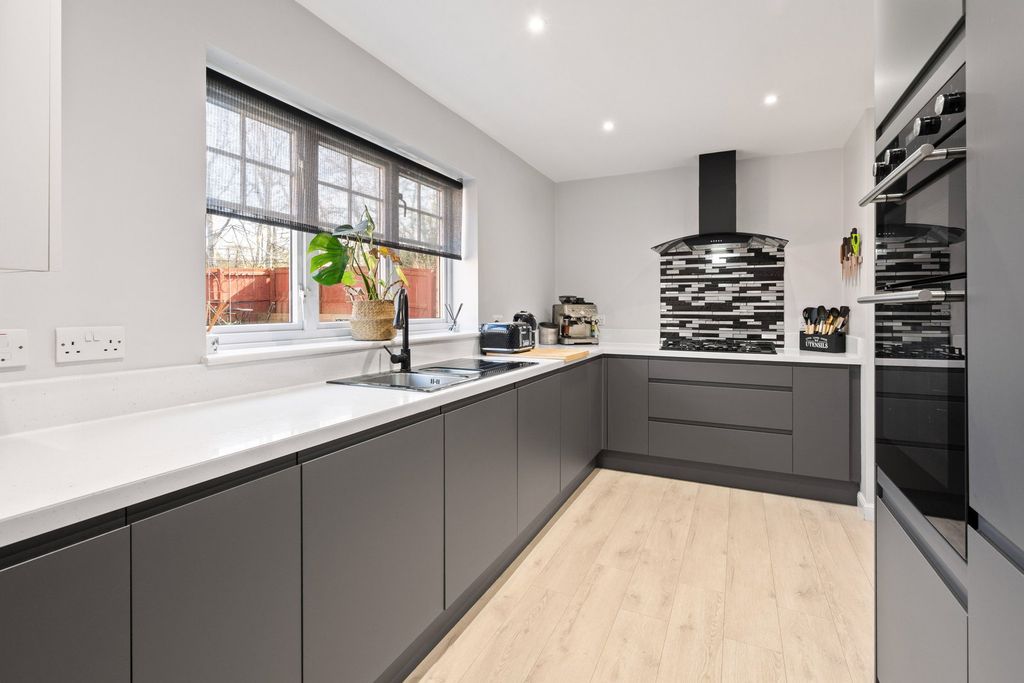 Property photo 3 of 33