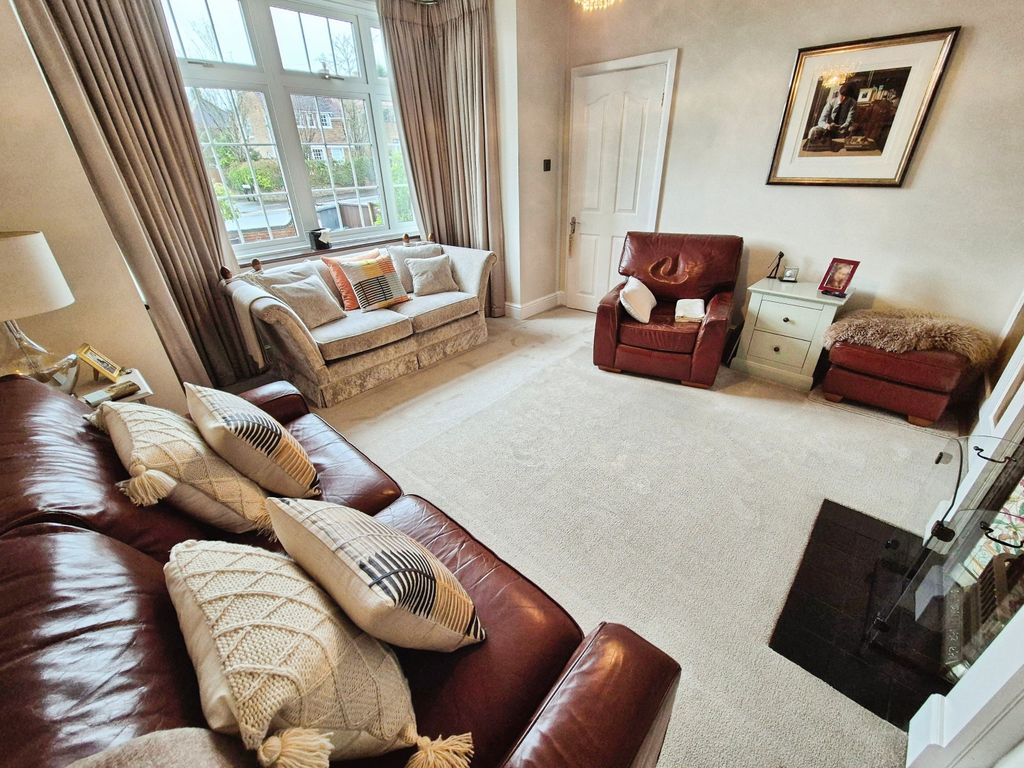 Property photo 3 of 18 Lounge