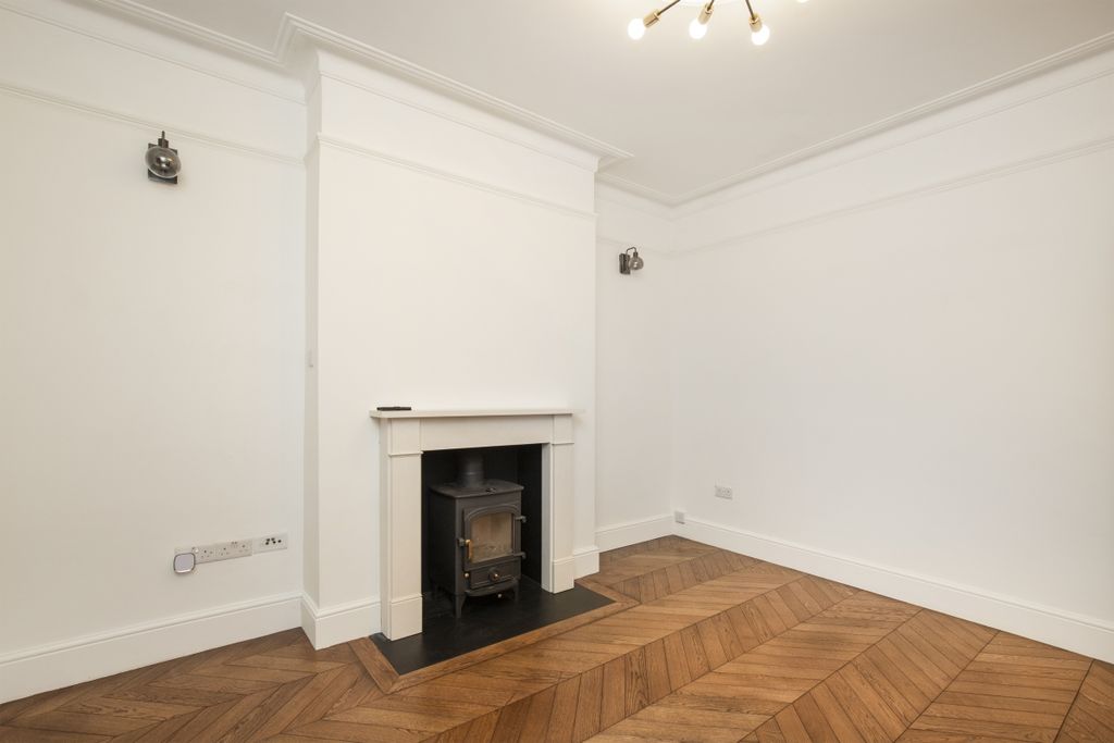 Property photo 2 of 11 Muncaster Road 7A...