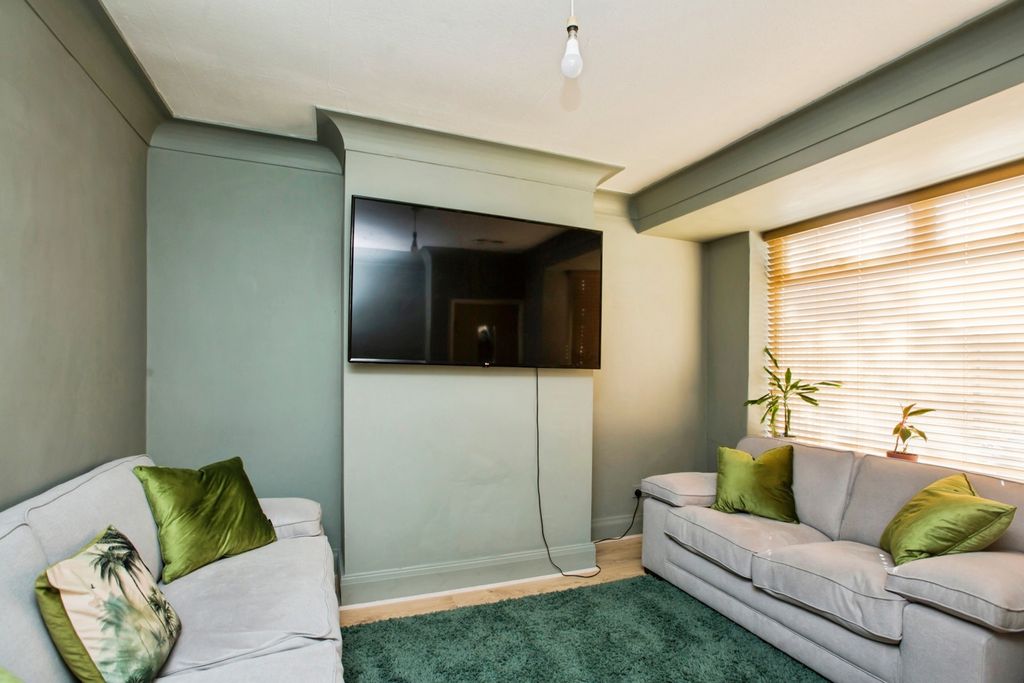 Property photo 2 of 17 Lounge