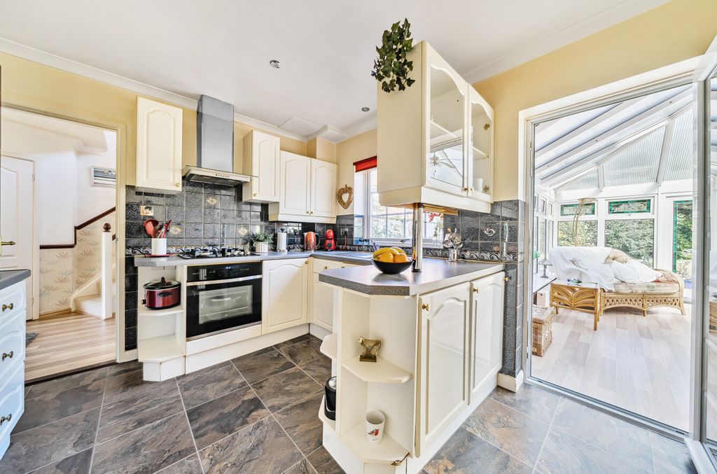 Property photo 3 of 20 Kitchen