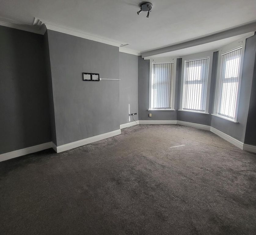 Property photo 2 of 6 Bedroom