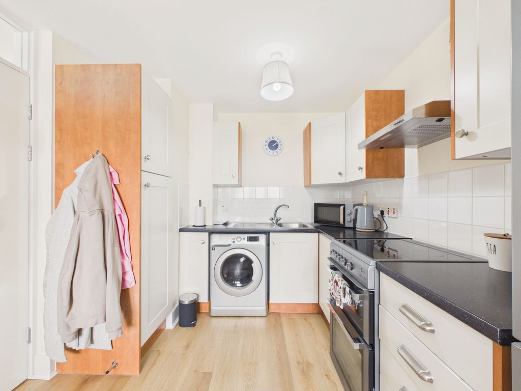 Property photo 3 of 8 Kitchen