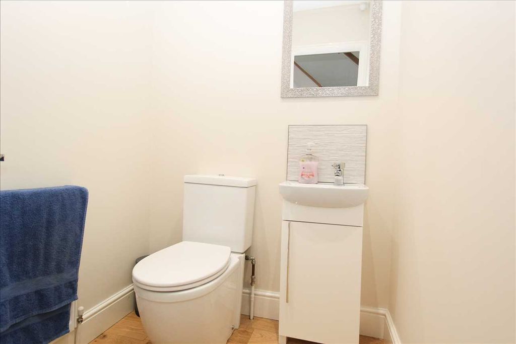 Property photo 3 of 26 Cloakroom