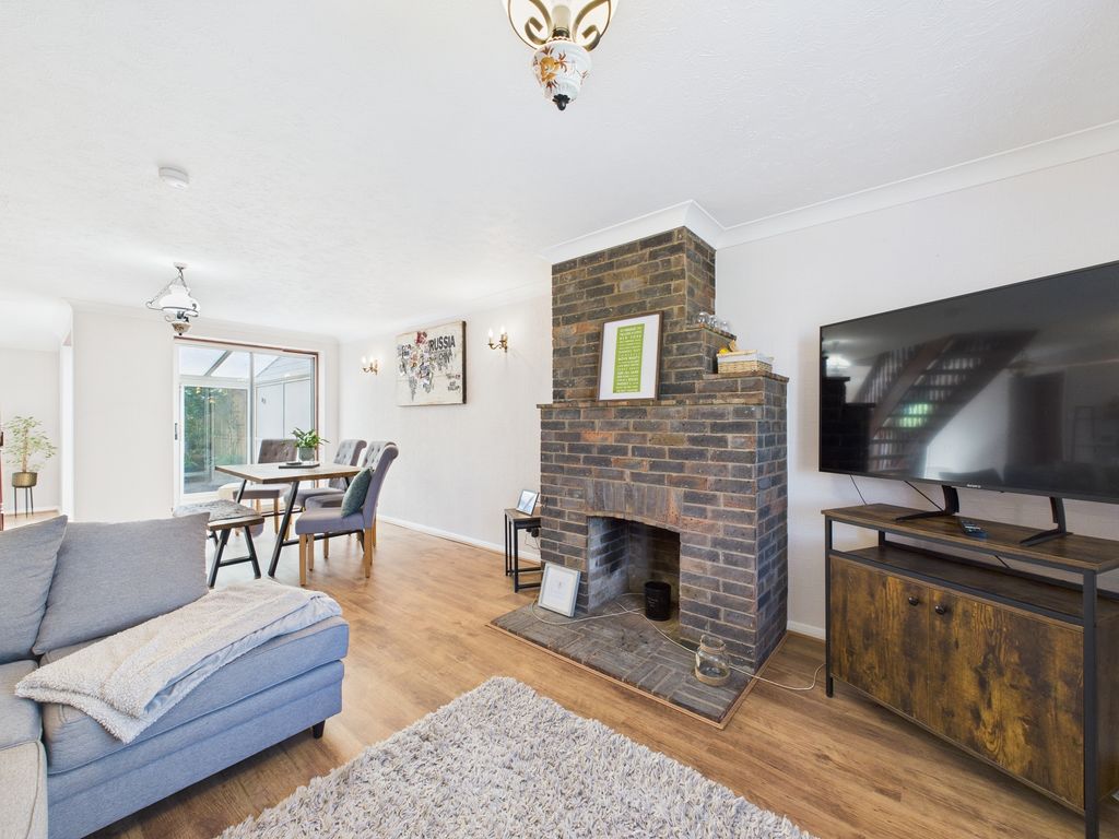 Property photo 3 of 35 Cam03519G0-Pr0242-Still009