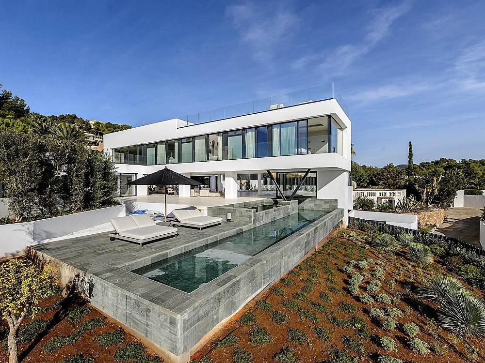 Property photo 2 of 45