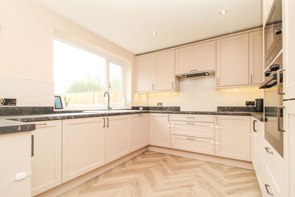 Property photo 3 of 19 Kitchen
