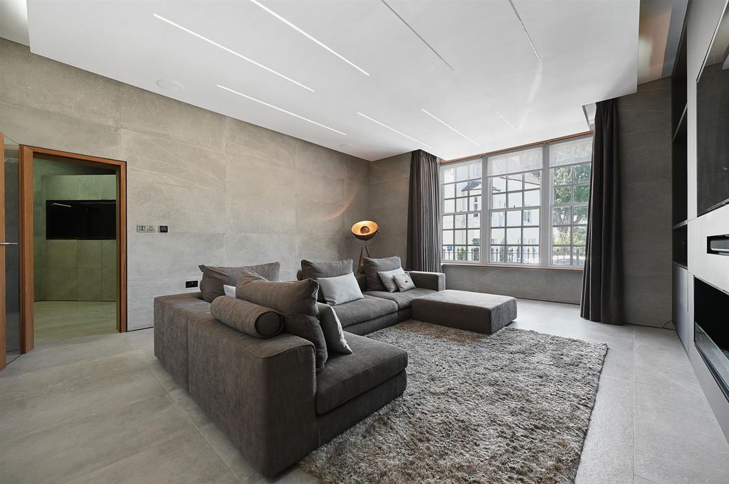 Property photo 3 of 32