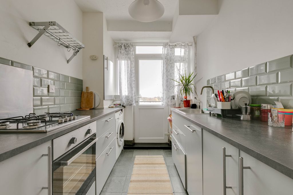 Property photo 3 of 9 32 Highlands Court, Se19 - 14