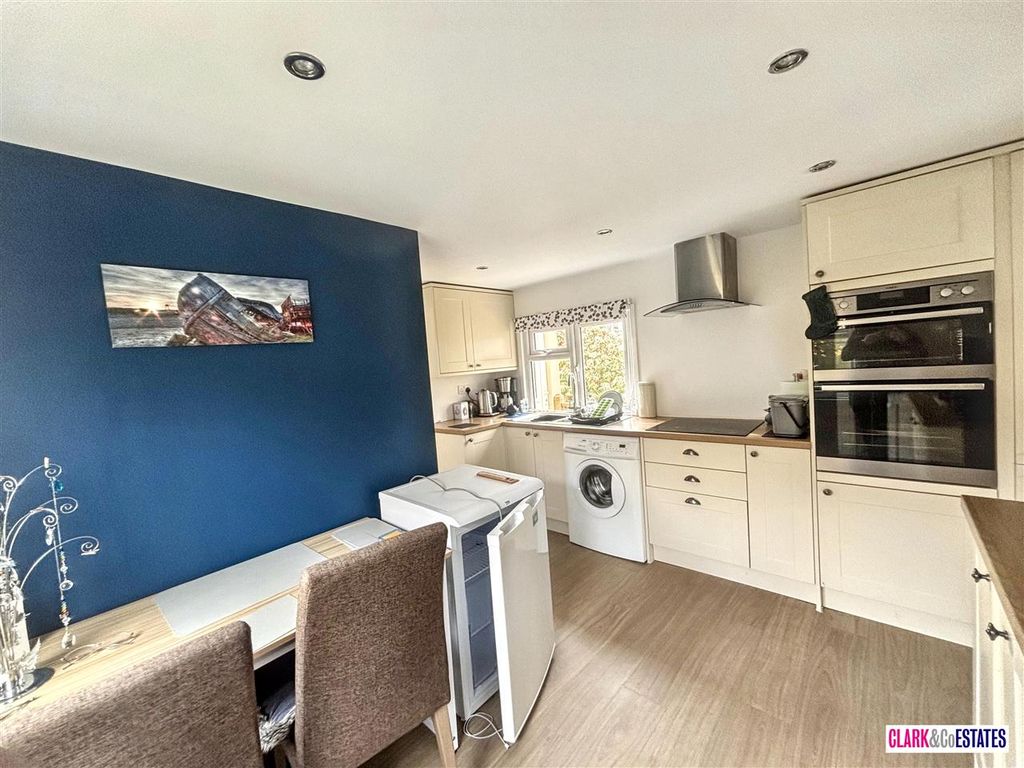 Property photo 3 of 11 Kitchen