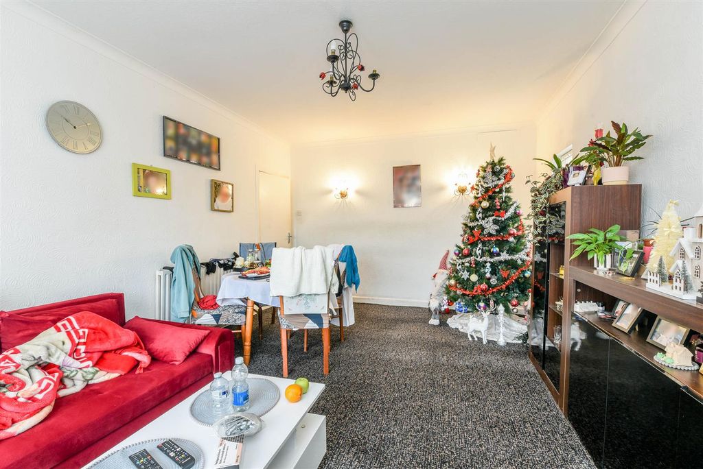 Property photo 2 of 19 Lounge