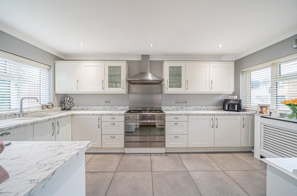 Property photo 3 of 14 1382180-12-691d94...