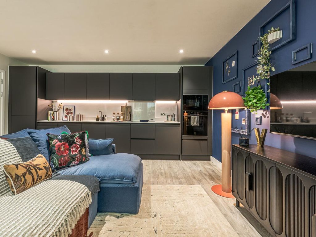 Property photo 1 of 10 Apartment 930 - The Empire Building