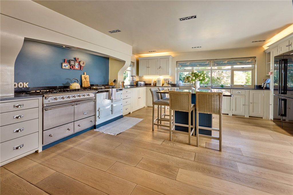 Property photo 2 of 18 Kitchen/Breakfast