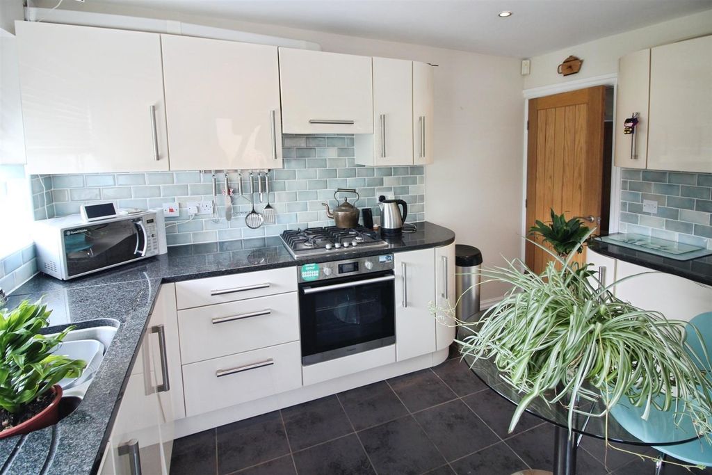 Property photo 3 of 14 Kitchen