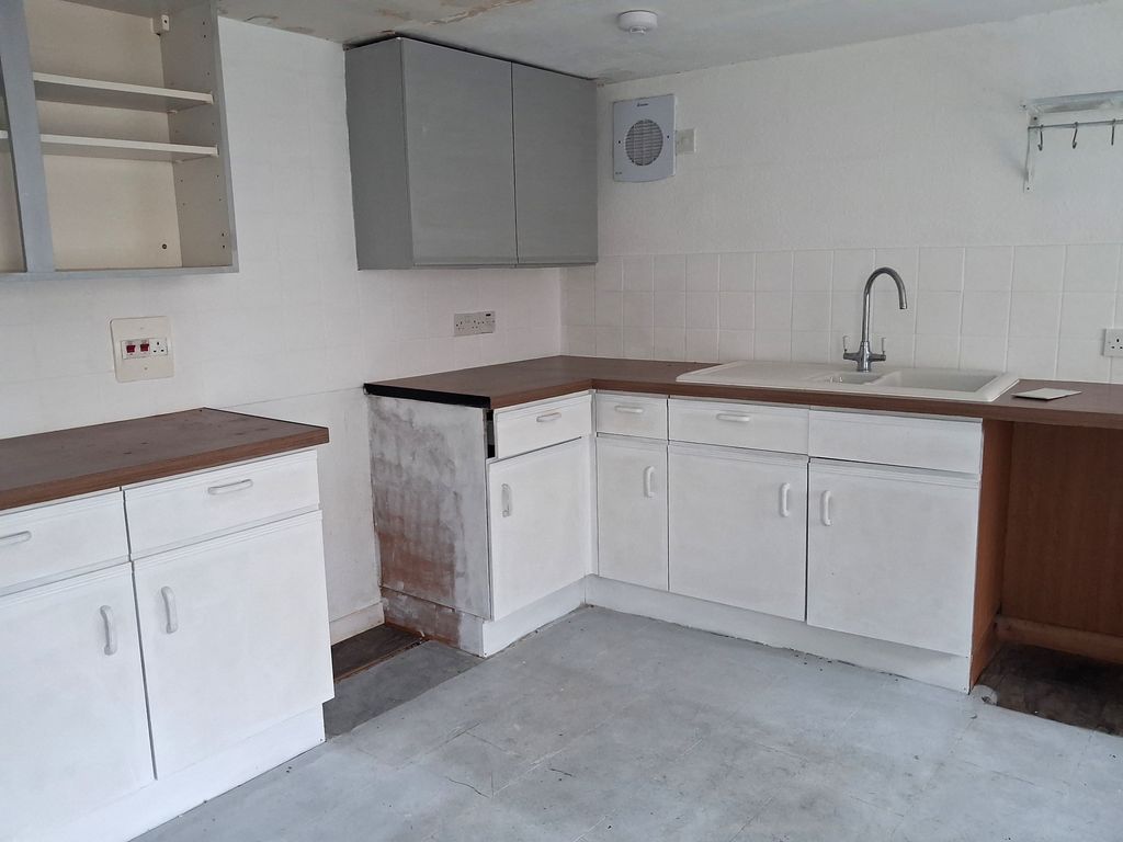 Property photo 2 of 8 Kitchen