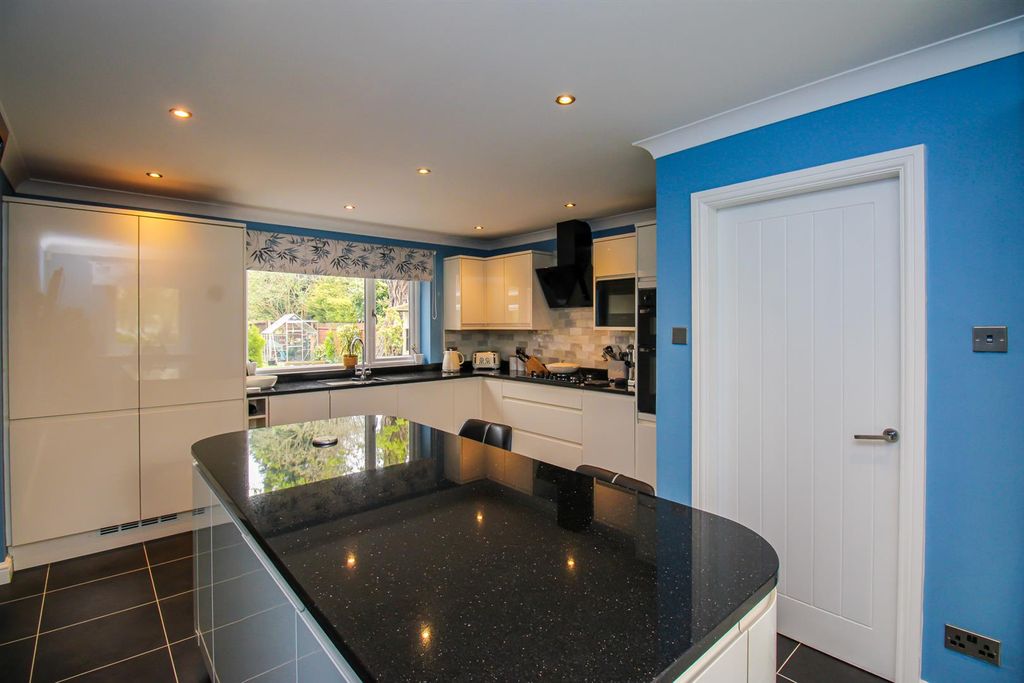 Property photo 3 of 20 Kitchen