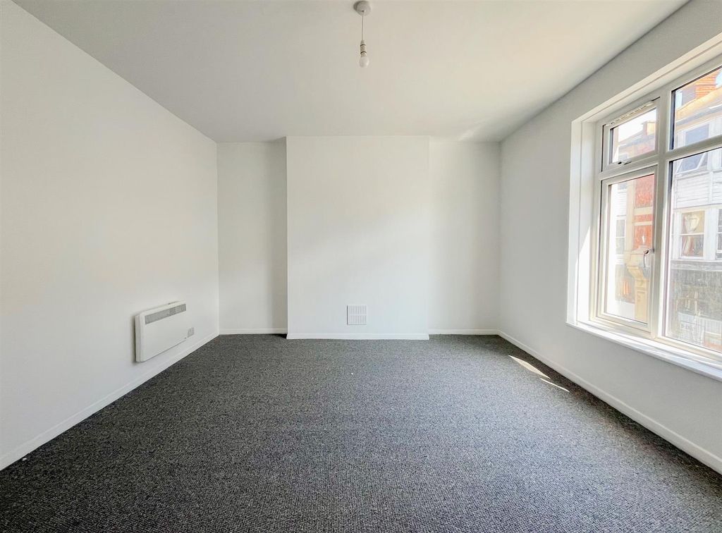 Property photo 3 of 14 Living Room