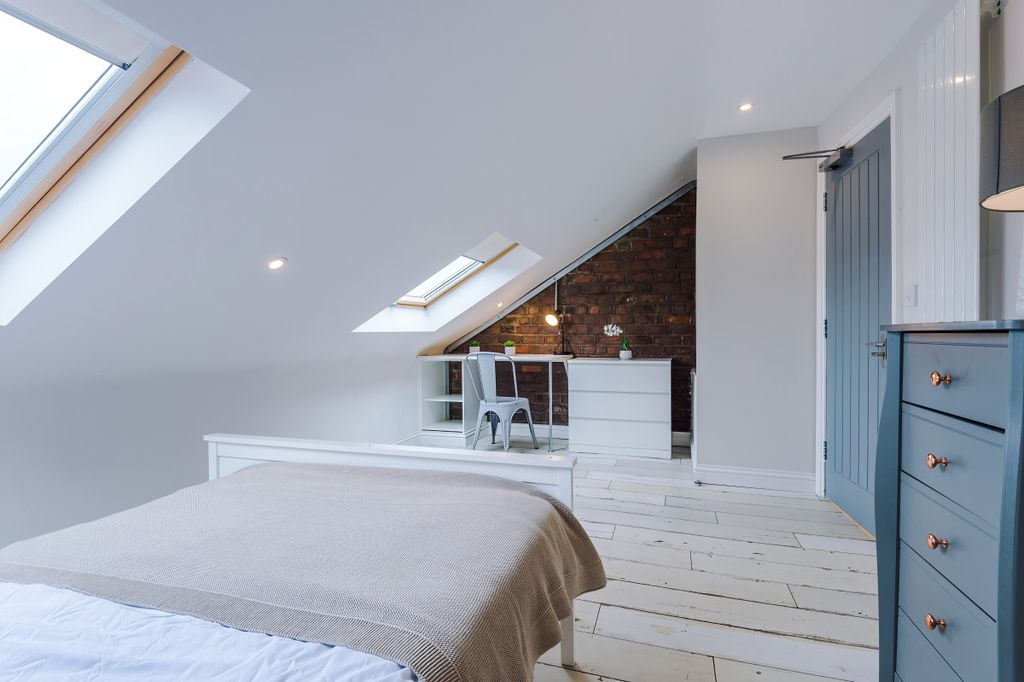 Property photo 3 of 26 28 Esher Road Bedroom 2