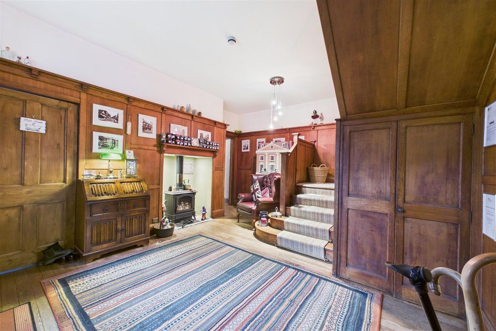 Property photo 2 of 45 Entrance Hall