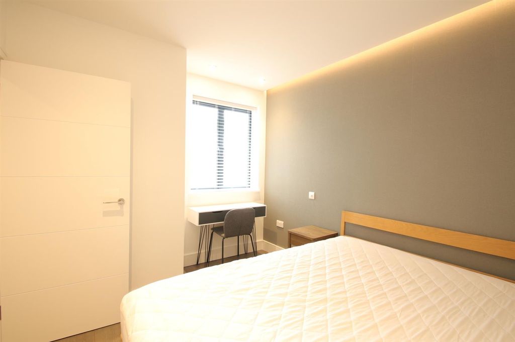 Property photo 3 of 10 Bed1-2.Jpg