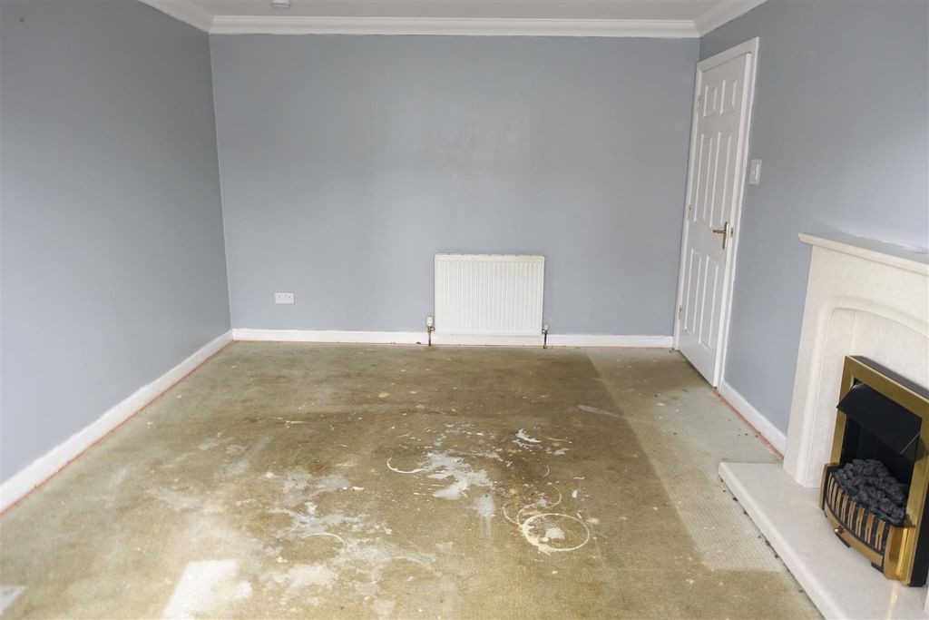 Property photo 3 of 12 Lounge