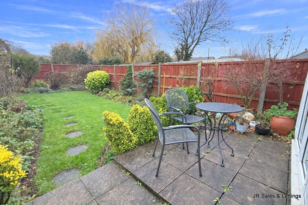 Property photo 2 of 11 Garden