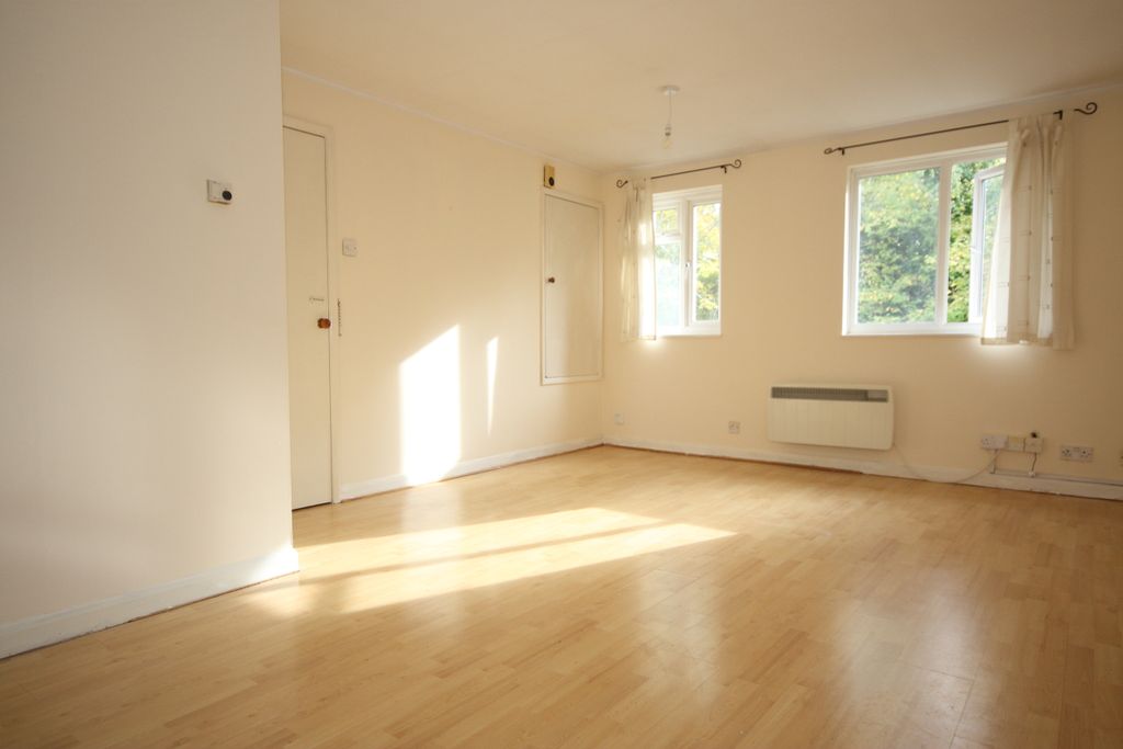 Property photo 2 of 5 Living Room