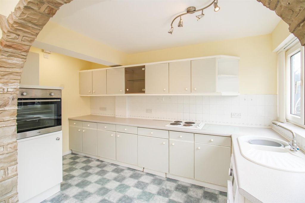 Property photo 3 of 14 Kitchen
