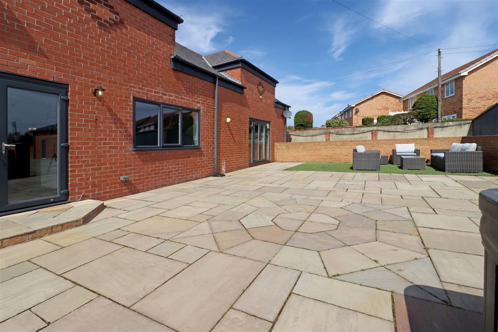 Property photo 2 of 14 External