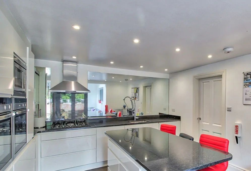 Property photo 3 of 9 Kitchen