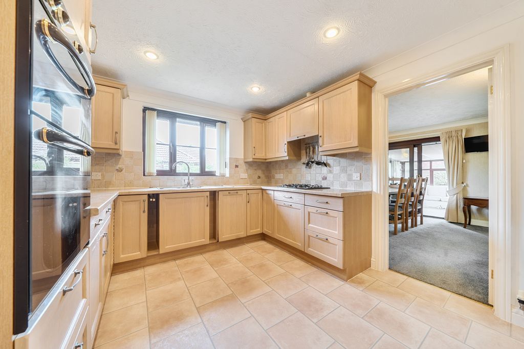 Property photo 3 of 26 Kitchen