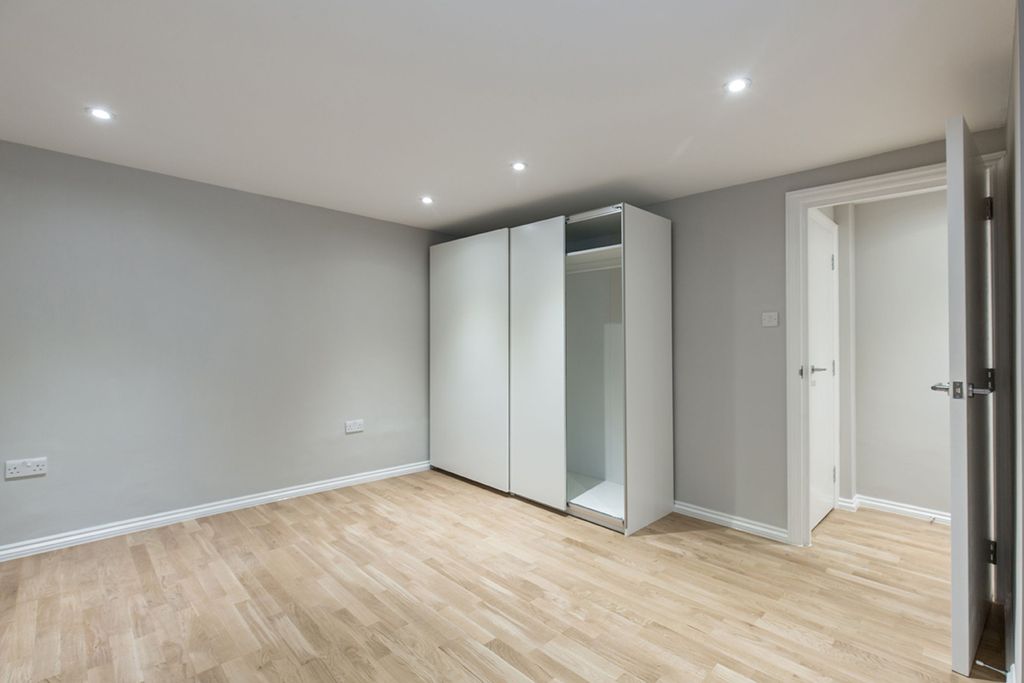Property photo 3 of 10 Wardrobe