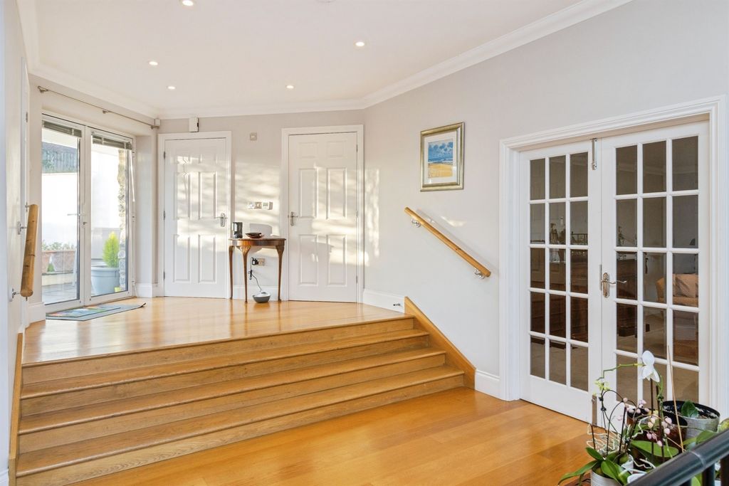 Property photo 3 of 32