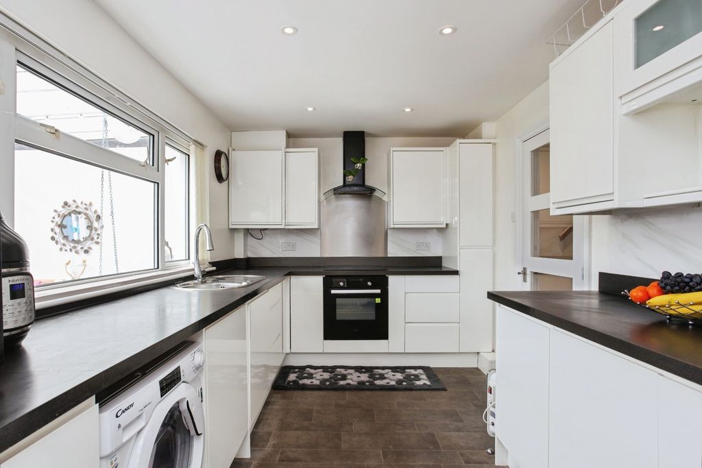 Property photo 3 of 12 Kitchen