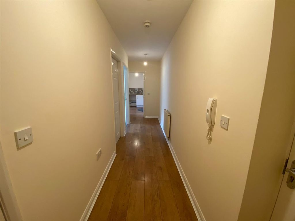 Property photo 3 of 9 Hallway..Jpeg