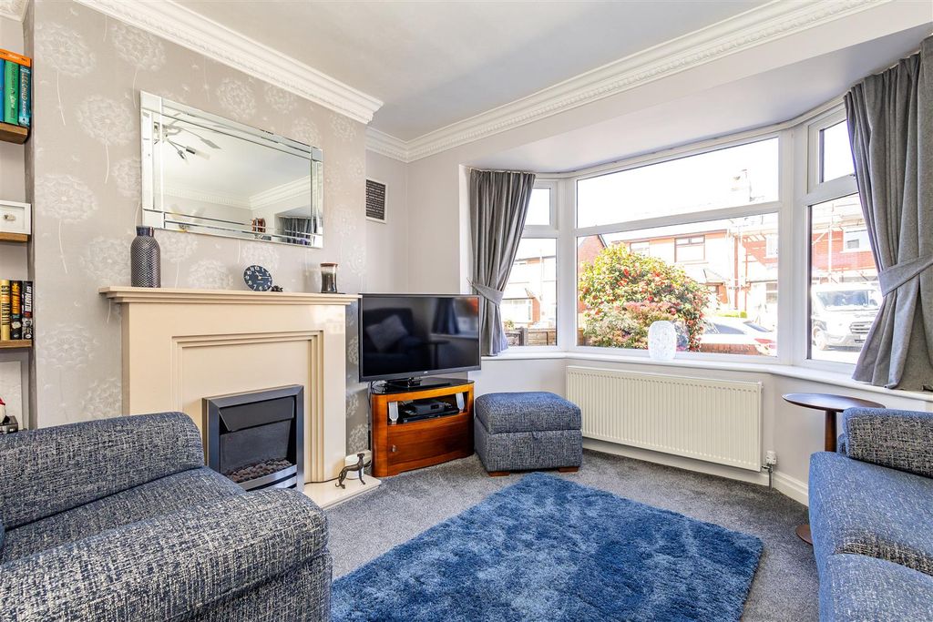 Property photo 2 of 24 Lounge