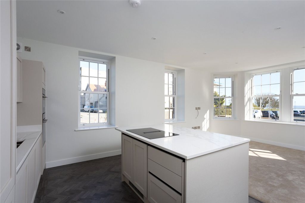 Property photo 3 of 17 Kitchen