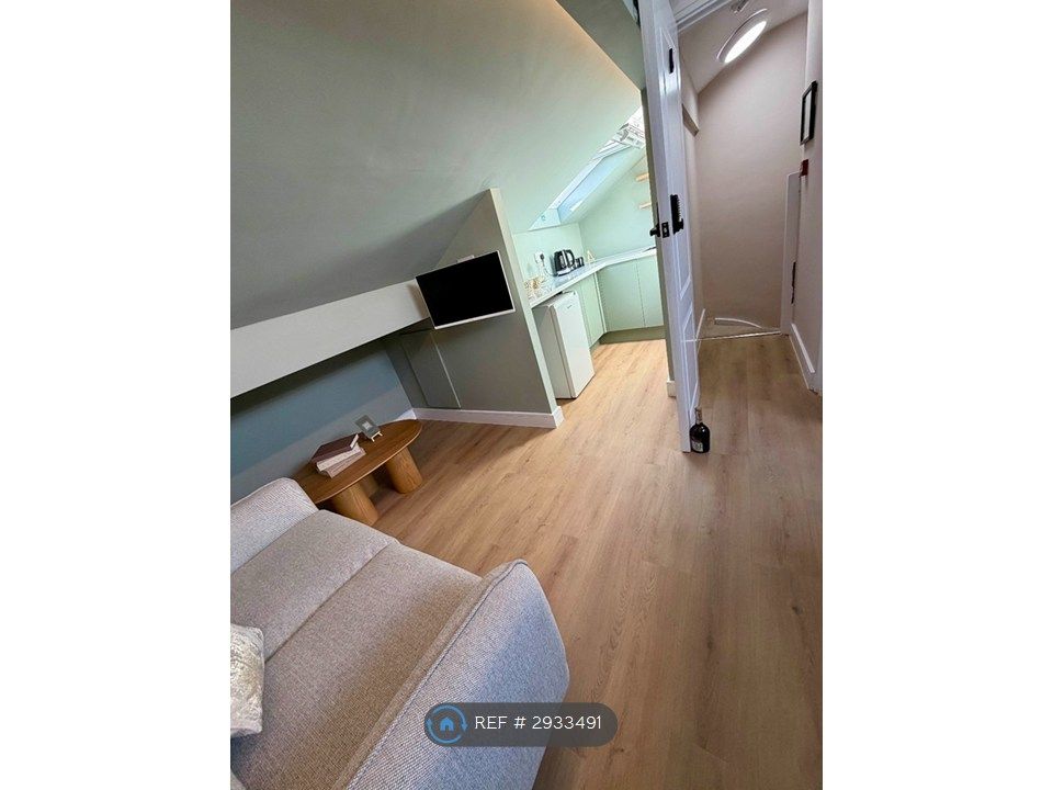 Property photo 3 of 15 Room 6