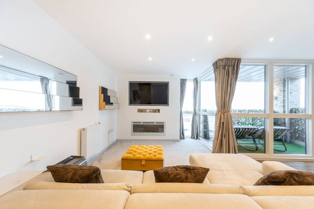 Property photo 3 of 21